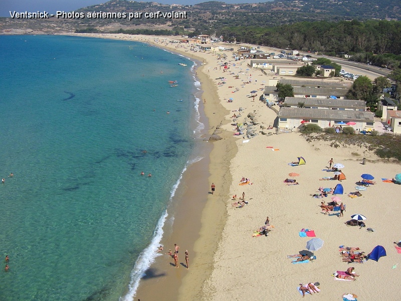 IMG_8715.jpg - A proximité d'Algajola, en Balagne (Haute Corse), la plage d'Aregno offre son sable fin aux touristes enclins au farniente ...